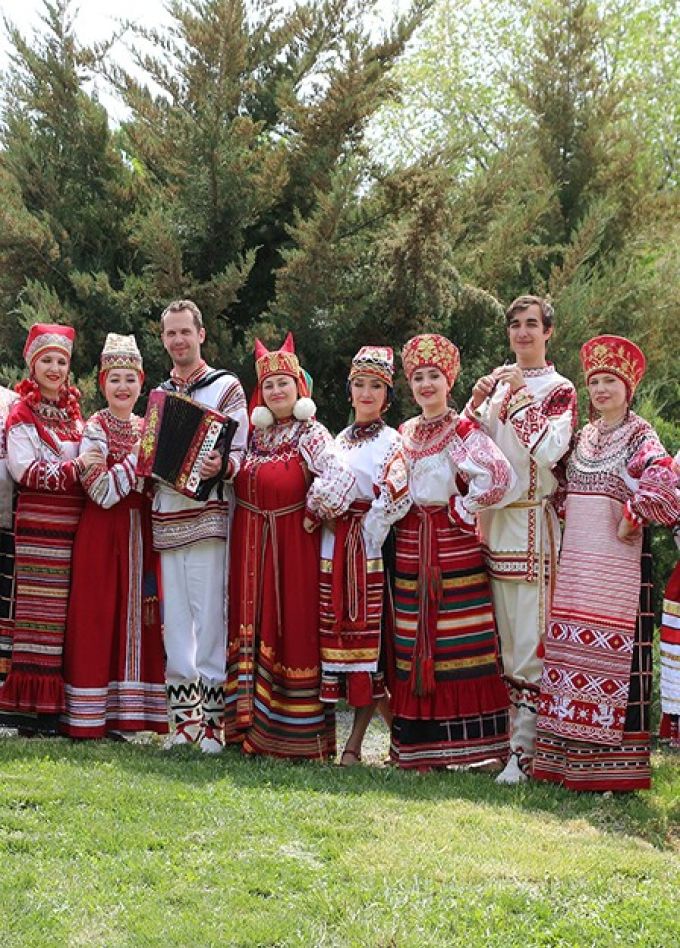 Ансамбль «Астраханская песня». А у нас и тогда поют