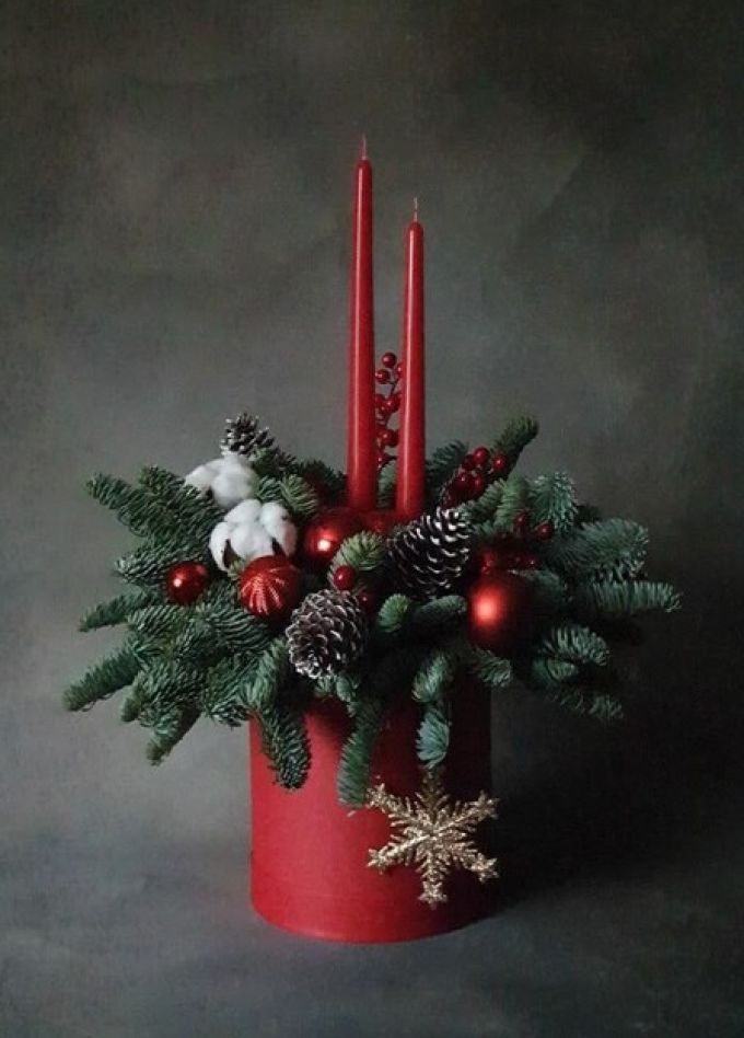 Новогодняя композиция со свечой в круглой коробке