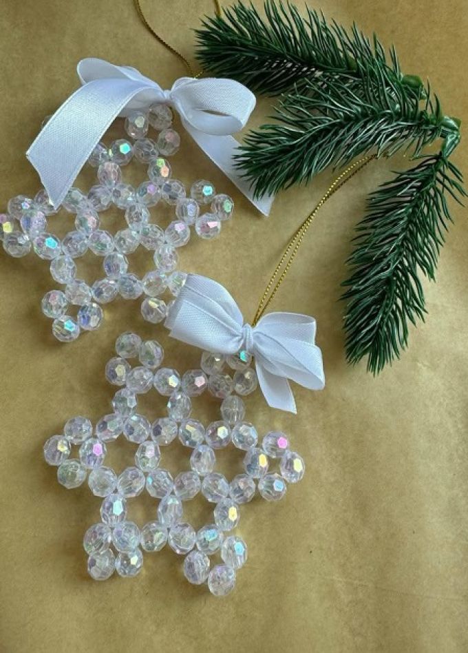 Снежинка из бусин