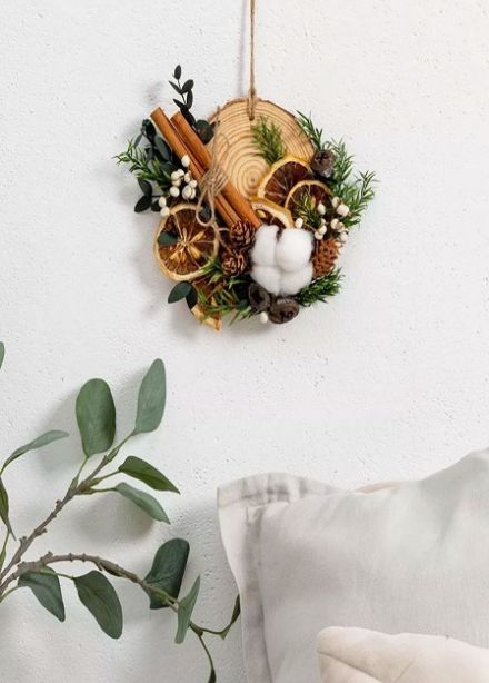 Новогоднее панно на деревянном спиле с сухоцветами