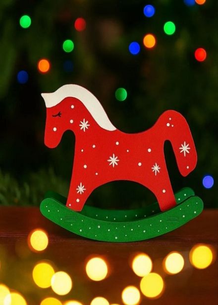 Раскрашиваем деревянную лошадку качалку