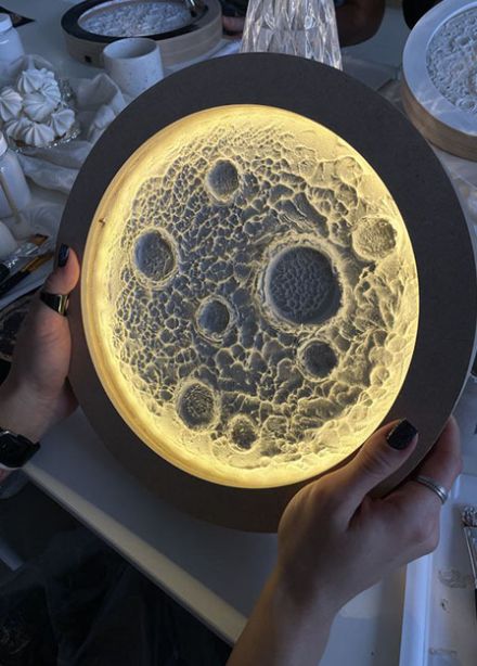 Мастер-класс ночник Луна, выполненный текстурной пастой