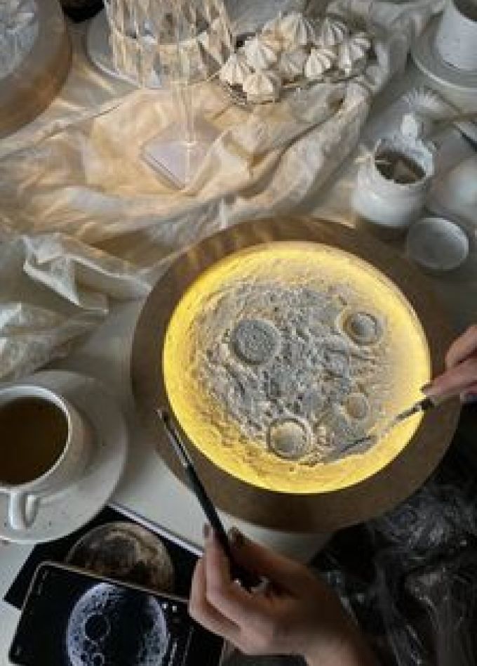 Ночник Луна текстурной пастой: Творческий бранч с круассаном