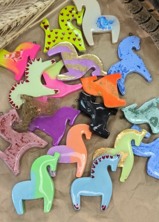 Гипсовые лошадки броши или подвески. Мастер-класс